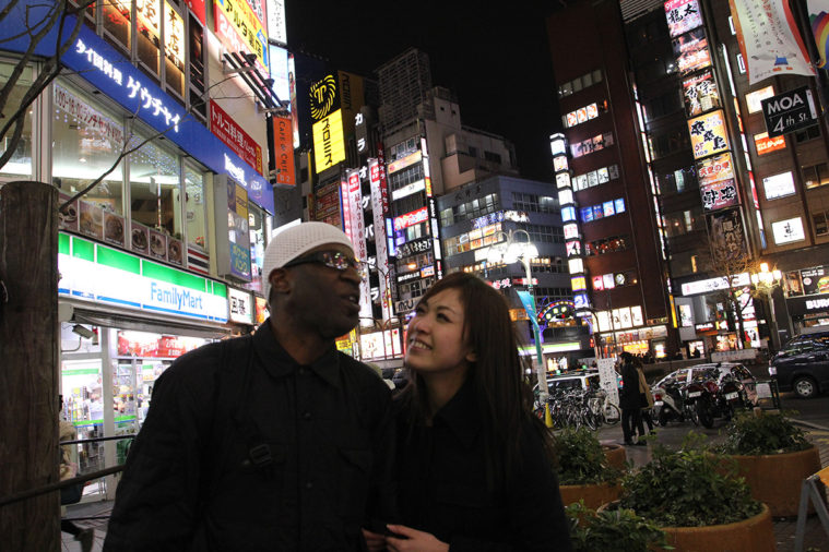 東京の夜で黒人の彼氏とラブラブデート